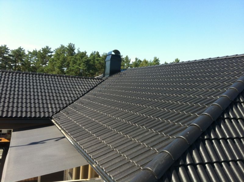 Omläggning av betongpannor på villa. Värmdö Mörtnäs