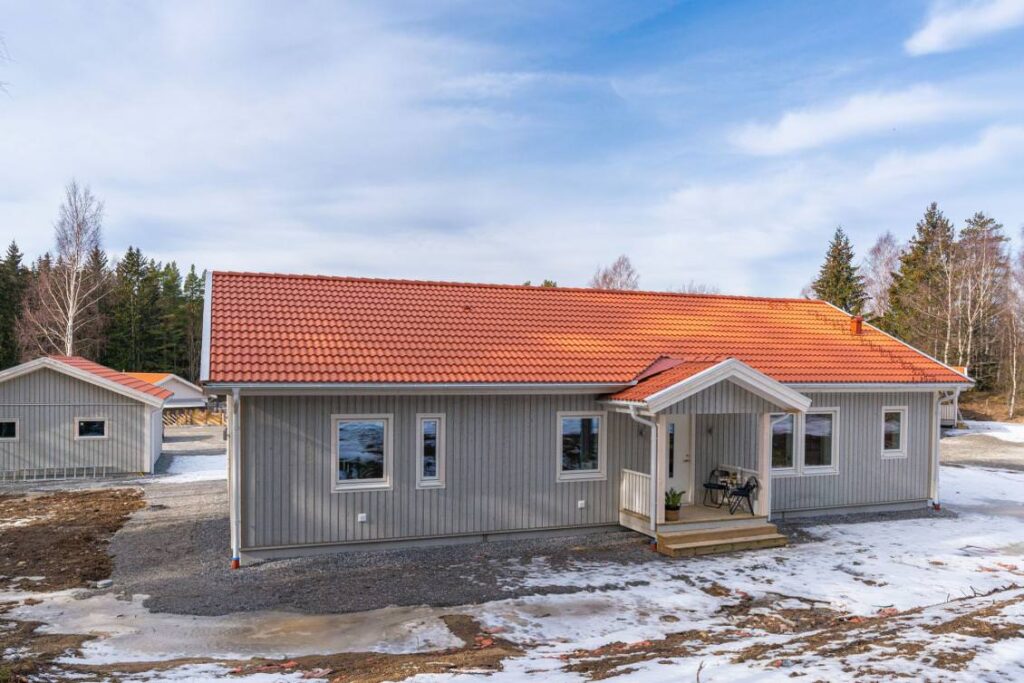 Takomläggning av Tegelpannor på Villa. Nynäshamn Stockholm