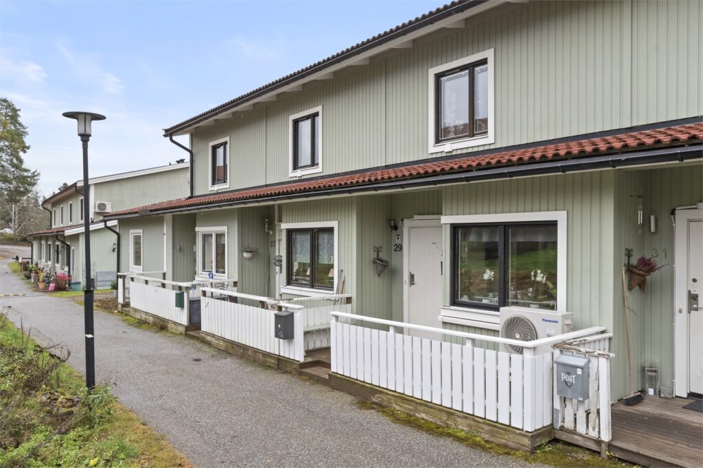 Fasadisolering på Radhus. Älta Lindalen