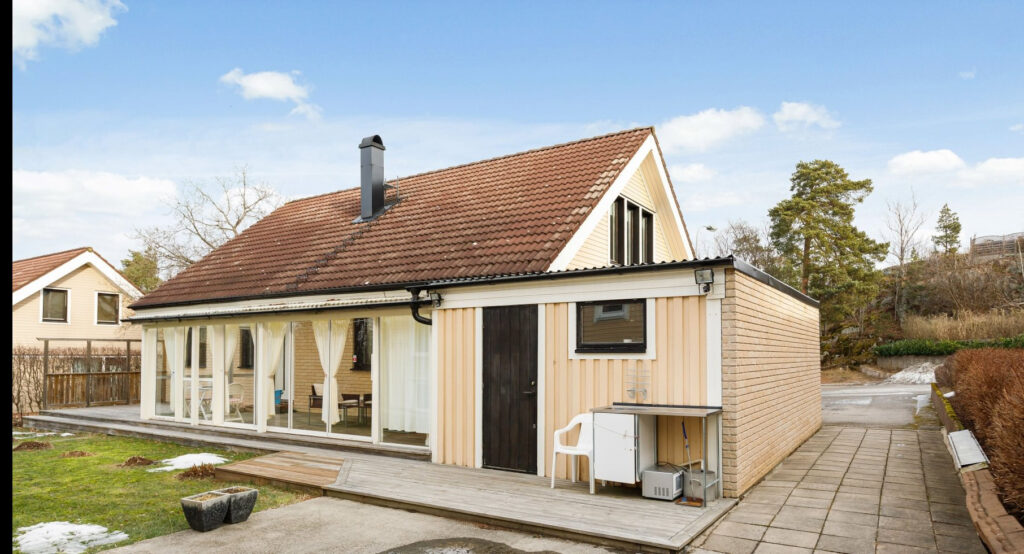 Nymålad fasad med täckfärg, Skogås Trångsund