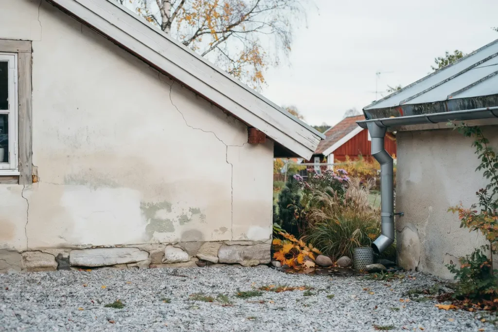 takavvattning som h ller s skyddar du husgrunden fr n fukt och dyra skador
