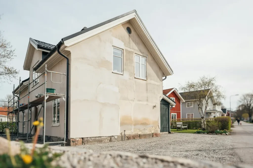 fasadrenovering och putsning av fasad s lyfter du husets utseende och skyddar v rdet